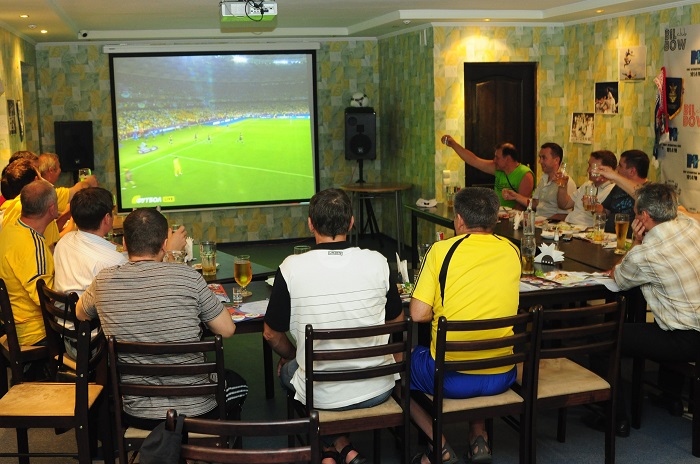 Посмотреть футбольную трансляцию в Алматы Испания-Чехия