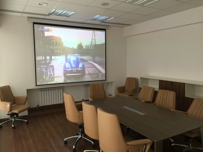 Optoma работает в конференц-зале автоцентра в г. Астана