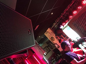 Звуковые системы D.A.S. Audio и живая музыка звучат в кафе Boogaloo в испанском городе Касерес