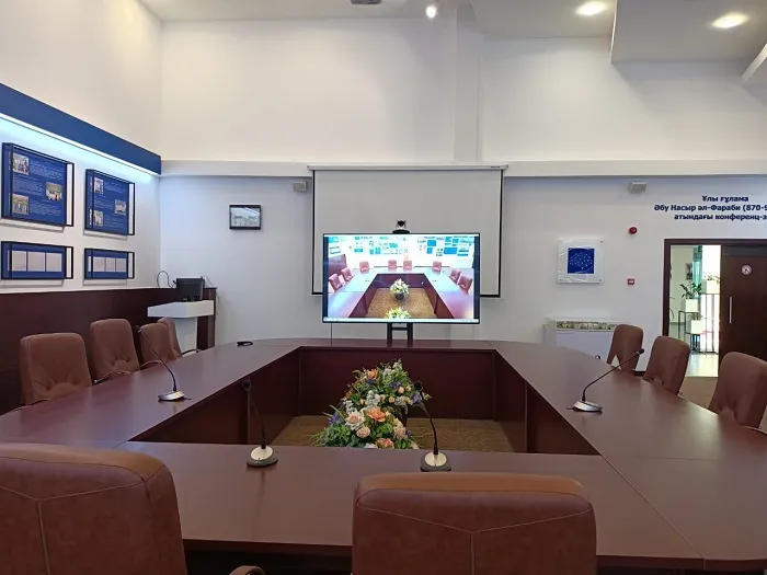 BXB и Angekis работают в конференц-зале в Национальном центре Нейрохирургии в г. Нур-Султан