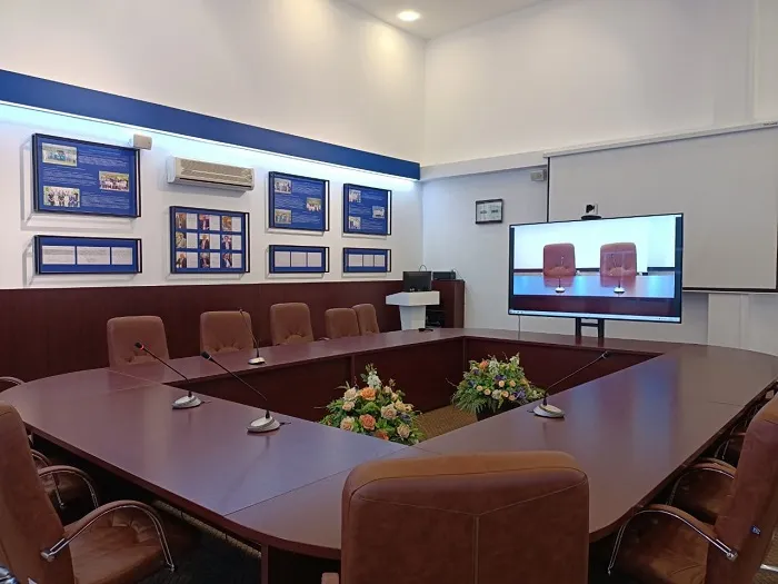 BXB и Angekis работают в конференц-зале в Национальном центре Нейрохирургии в г. Нур-Султан