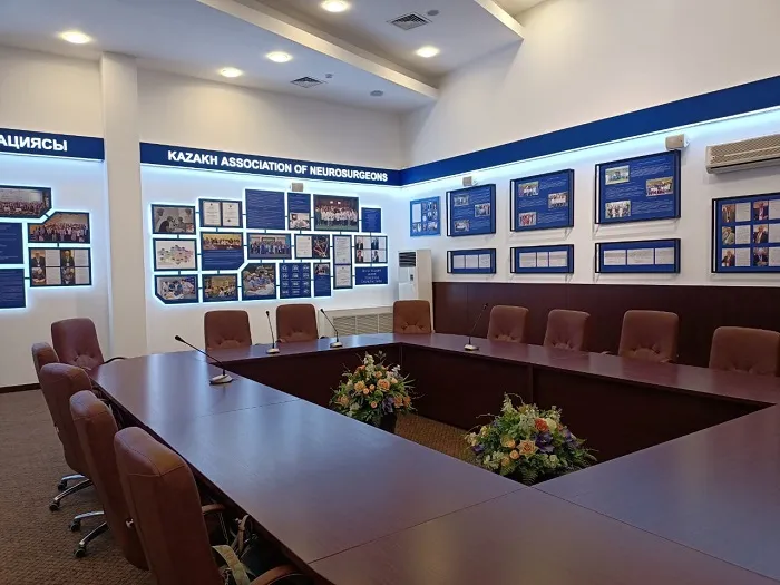 BXB и Angekis работают в конференц-зале в Национальном центре Нейрохирургии в г. Нур-Султан