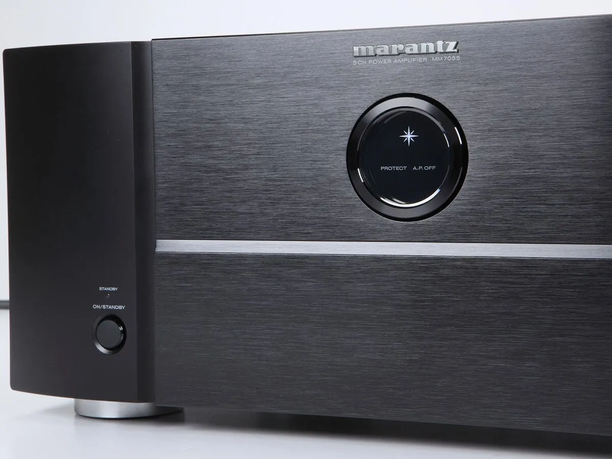 Передняя панель усилителя Marantz MM7055