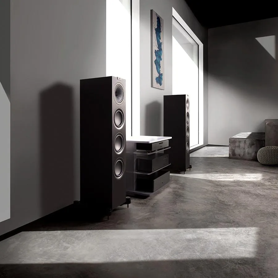 Черные акустические системы KEF Q750 в интерьере
