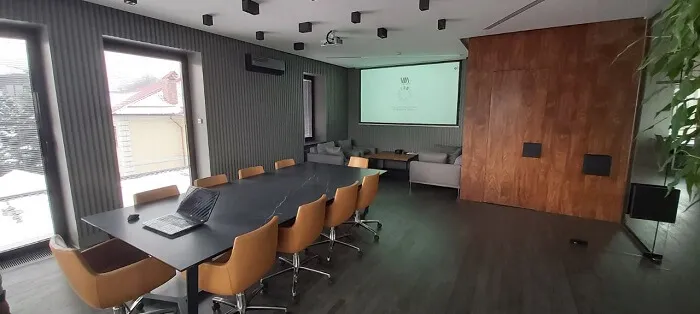 Optoma работает в торговой компании «Apex Co»